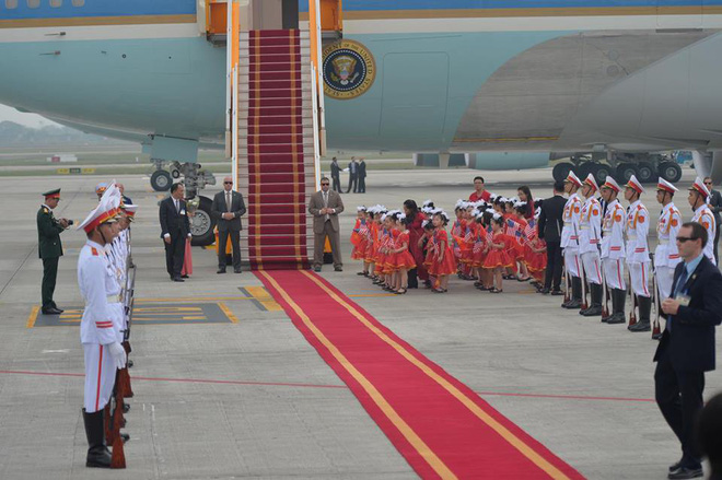 tong thong my len chuyen co air force one roi san bay noi bai khep lai chuyen cong du dau tien toi viet nam