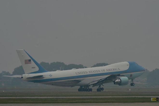 tong thong my len chuyen co air force one roi san bay noi bai khep lai chuyen cong du dau tien toi viet nam