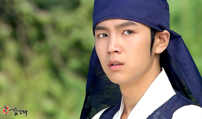 jang geun suk hoang tu chau a ngoi ngoi mot thoi bong hoa eo la nhan sac tuot doc khong phanh