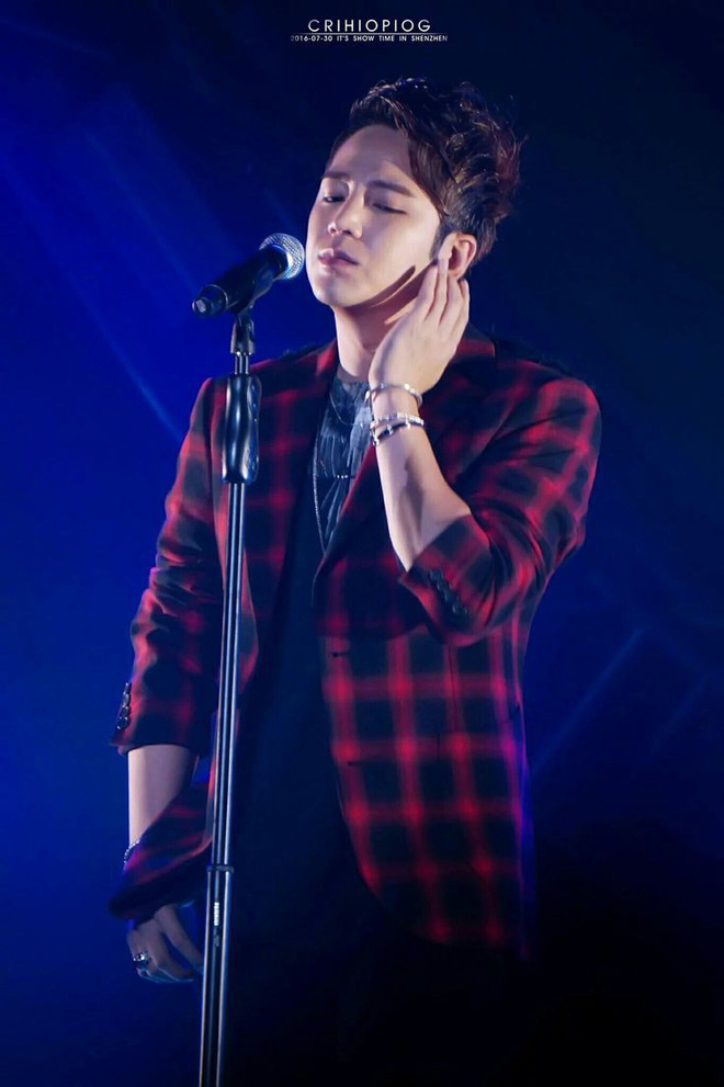 jang geun suk hoang tu chau a ngoi ngoi mot thoi bong hoa eo la nhan sac tuot doc khong phanh