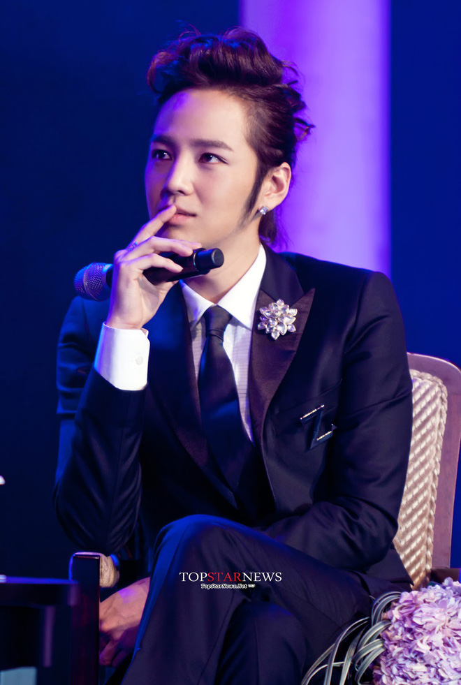 jang geun suk hoang tu chau a ngoi ngoi mot thoi bong hoa eo la nhan sac tuot doc khong phanh