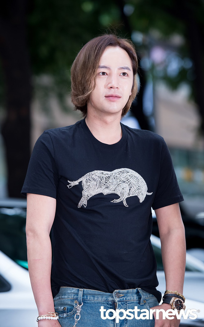 jang geun suk hoang tu chau a ngoi ngoi mot thoi bong hoa eo la nhan sac tuot doc khong phanh