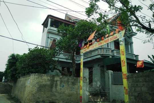 vu vo bi thu thon vo truong thon nhan qua lu lut 6 goi mi tom phat cho dan lam 2 lan