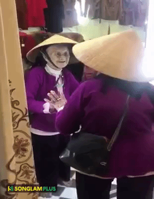 bat cuoi voi doan video cu ba 103 tuoi tu noi chuyen voi minh trong guong nhung roi ai cung lai cam thay xuc dong xot xa