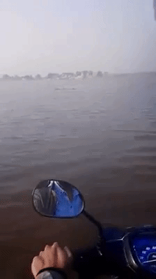 clip su that bat ngo phia sau hinh anh chang sinh vien hue lai xe may vuot song toi truong