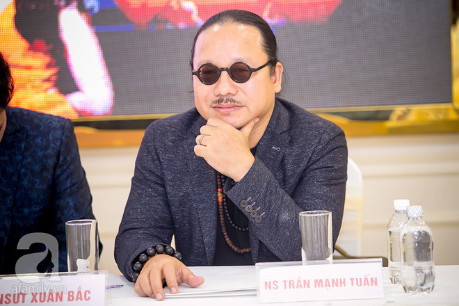 xuan bac hoi hop va lo lang khi dung canh jennifer pham