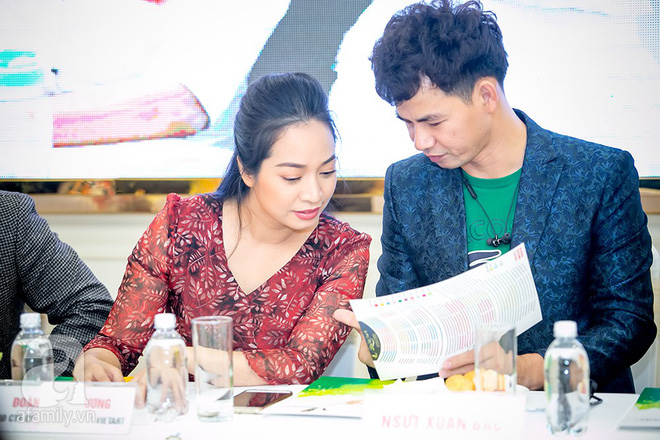 xuan bac hoi hop va lo lang khi dung canh jennifer pham