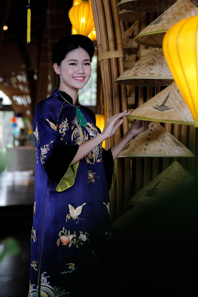 a hau thanh tu dien ao dai tram trieu do sac ben hoa hau ngoc han