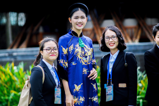 a hau thanh tu dien ao dai tram trieu do sac ben hoa hau ngoc han