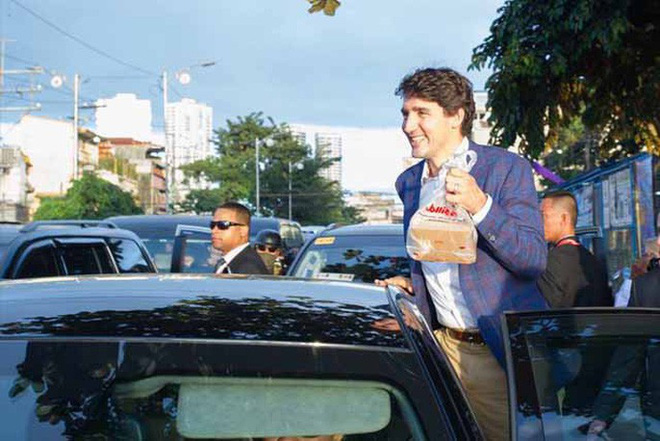 thu tuong dien trai justin trudeau di mua ga ran nuoc dau tay va vui ve selfie voi nguoi ham mo tai philippines