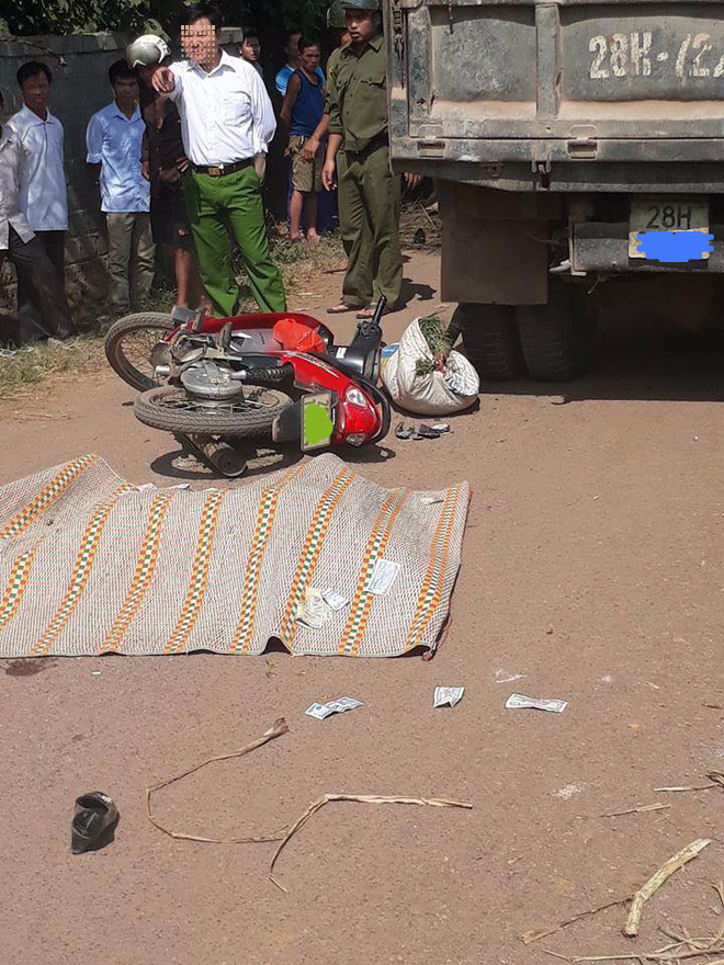 hoa binh va cham voi xe cho vat lieu xay dung mot nguoi tu vong tai cho