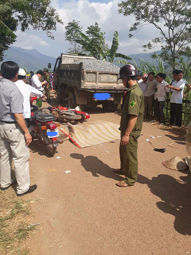 hoa binh va cham voi xe cho vat lieu xay dung mot nguoi tu vong tai cho