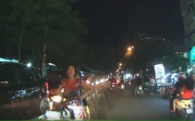 cho ba di nguoc chieu nguoi phu nu lon tieng chui boi cu di ben phai la dung