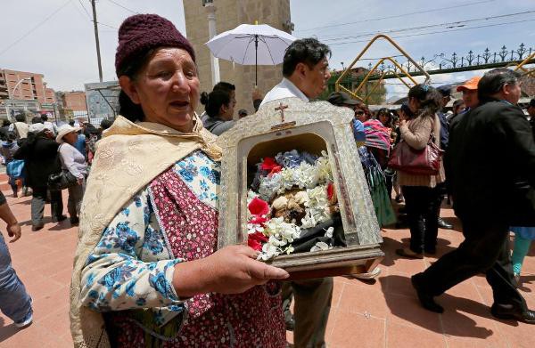 le hoi dang so tai bolivia dua dau lau nguoi than dao choi khap noi cung kinh ram mu rong vanh nhu nguoi con song