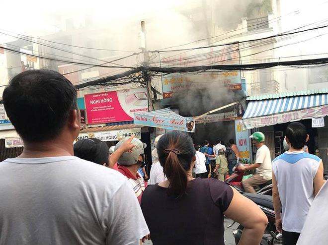 tphcm cha hoang so goi canh sat vao cuu con trong ngoi nha dang chay ngun ngut
