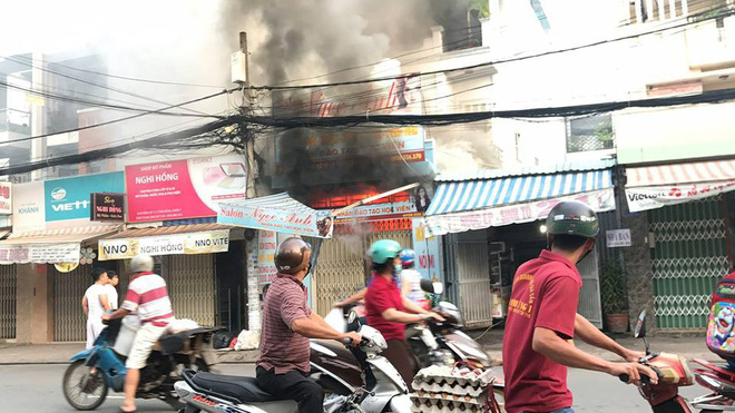 dung xe tai tong sap cua nha dang chay de cuu nguoi o sai gon