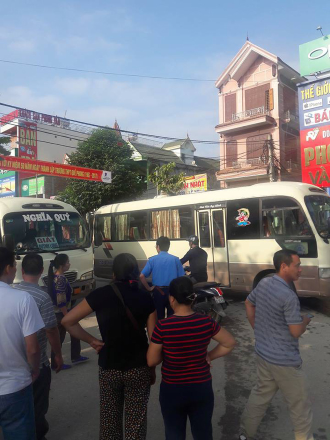2 xe khach dung giua duong de au da nguoi dan hoang so bo chay tan loan