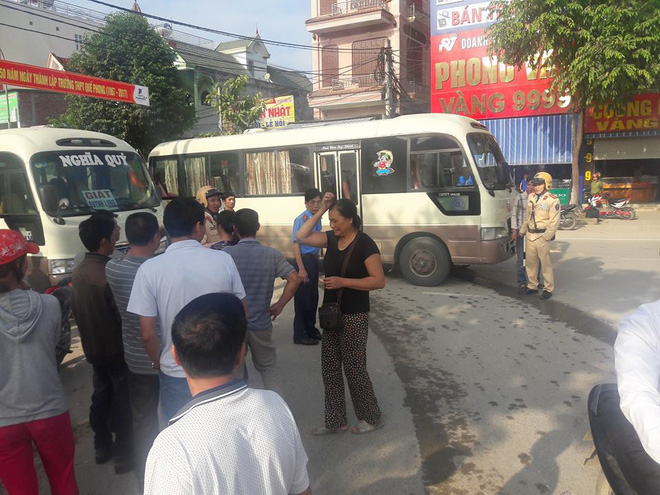 2 xe khach dung giua duong de au da nguoi dan hoang so bo chay tan loan