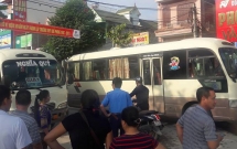 2 xe khach dung giua duong de au da nguoi dan hoang so bo chay tan loan
