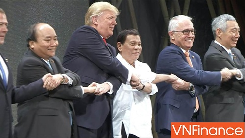 hau cong du chau a nuoc my tren het ong trump quyet khong thay doi luat choi