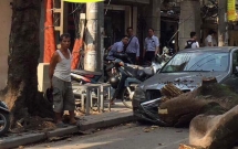 ha noi nu tai xe vua buoc ra khoi xe chua day 10 giay chiec mercedes da bi cay lon de bep dau