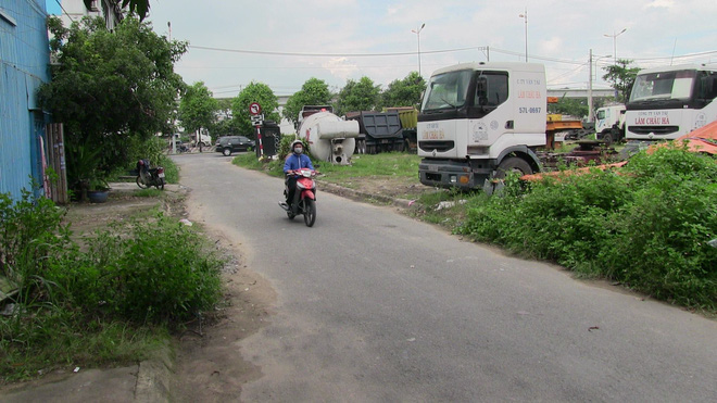 tren duong bat xe buyt di lam nu bac si o sai gon bi ten cuop chem xoi xa roi giat tui xach bo chay