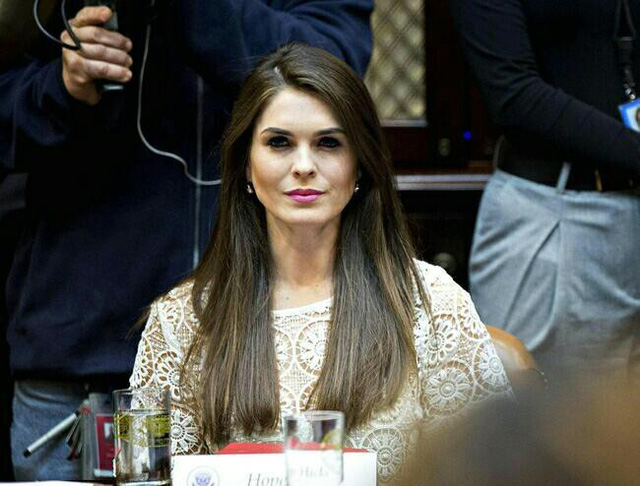 die u gi da la m nen tha nh cong cu a nu giam doc truyen thong hope hicks ca nh tay pha i da c lu c cu a donald trump