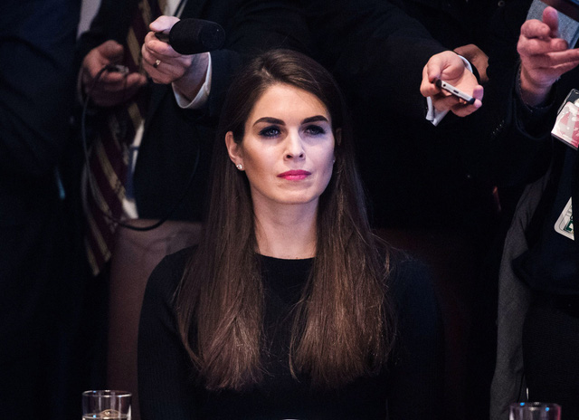 die u gi da la m nen tha nh cong cu a nu giam doc truyen thong hope hicks ca nh tay pha i da c lu c cu a donald trump