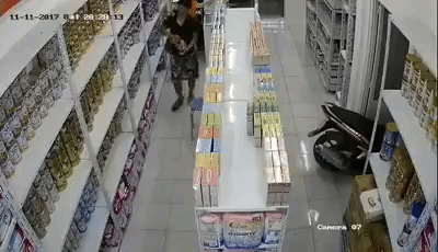 clip hai nguoi dan ong an trom sua bot tai mot cua hang o sai gon theo cach khong ai ngo