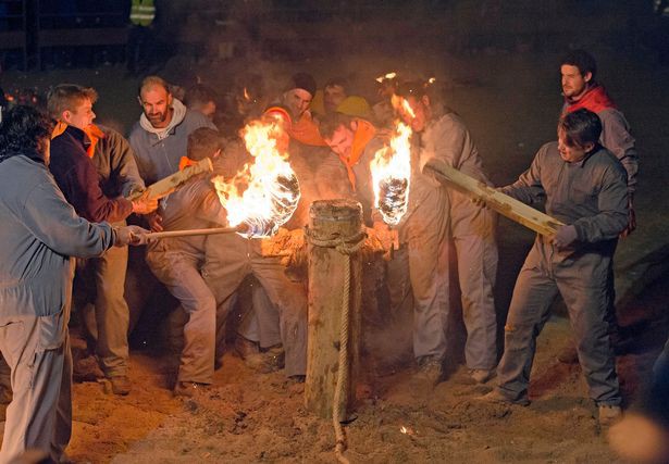 so phan dau thuong nhung chu bo trong le hoi tay ban nha sung bi thieu rui quan quai trong lua