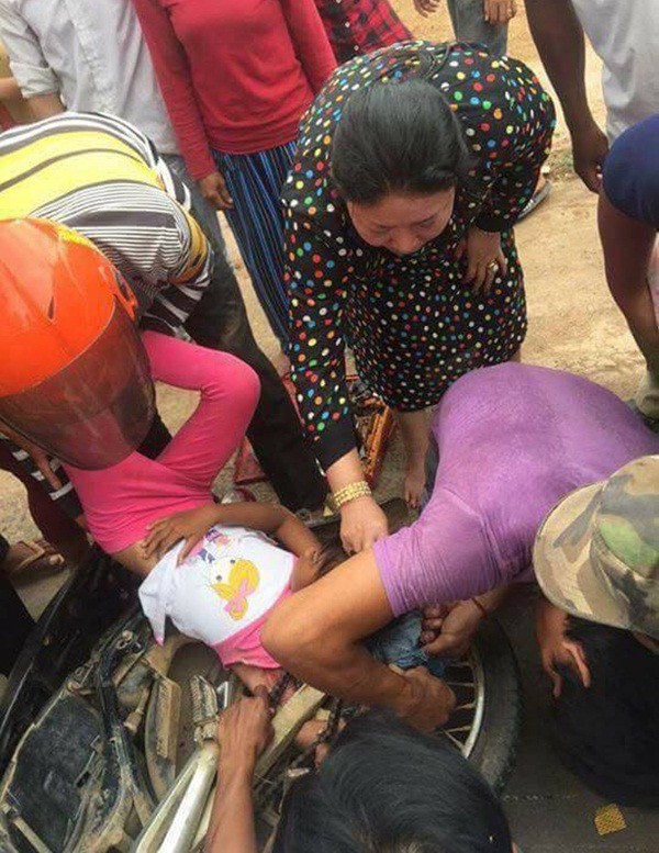 vu tai nan kho hieu cua be gai khien nguoi xung quanh hoang so