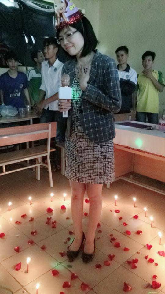 hoc sinh lam chieu va mon qua sinh nhat ky cong danh tang co giao chu nhiem