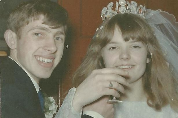 la nguoi cuoi nhieu vo nhat vuong quoc anh nhung nguoi dan ong nay lai bi cam sung sau gan 2 nam cau hon