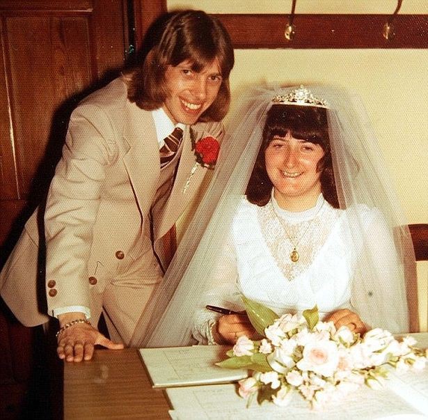 la nguoi cuoi nhieu vo nhat vuong quoc anh nhung nguoi dan ong nay lai bi cam sung sau gan 2 nam cau hon