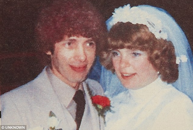 la nguoi cuoi nhieu vo nhat vuong quoc anh nhung nguoi dan ong nay lai bi cam sung sau gan 2 nam cau hon