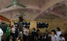 hoc sinh lam chieu va mon qua sinh nhat ky cong danh tang co giao chu nhiem