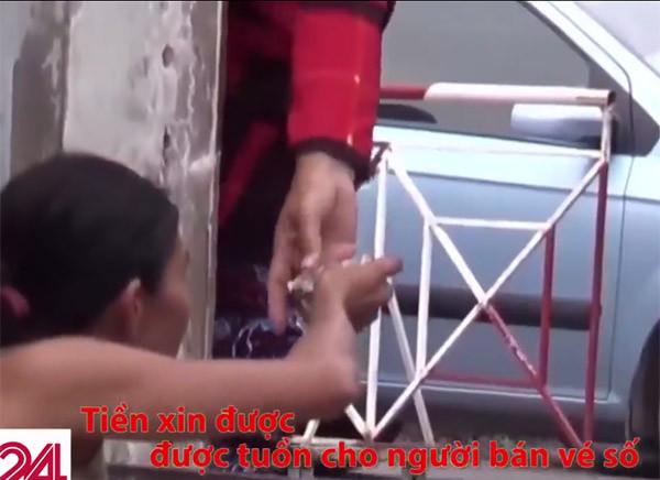 doi tuong trong clip lam dung tre em de xin tien tiem chich ma tuy bi bat giu dua be chinh la con ruot