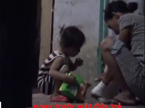 doi tuong trong clip lam dung tre em de xin tien tiem chich ma tuy bi bat giu dua be chinh la con ruot
