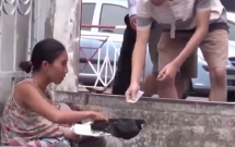 doi tuong trong clip lam dung tre em de xin tien tiem chich ma tuy bi bat giu dua be chinh la con ruot