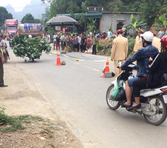 hoa binh be gai 2 tuoi thiet mang vi mot minh chay qua duong