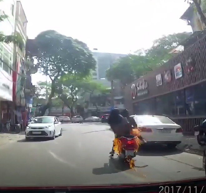clip xe dang di bat ngo boc chay hai ninja bo cua chay lay nguoi o ha noi