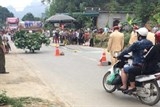 hoa binh bang qua duong ve nha be gai 2 tuoi bi xe tai can tu vong