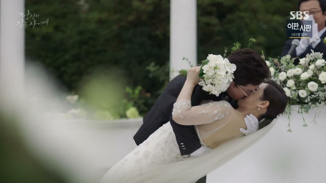 giua tam bao chia tay lee min ho suzy lai co canh giuong chieu voi lee jong suk