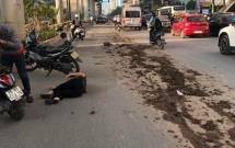 ha noi bun dat tu xe tai roi vai day duong khien nhieu nguoi truot nga
