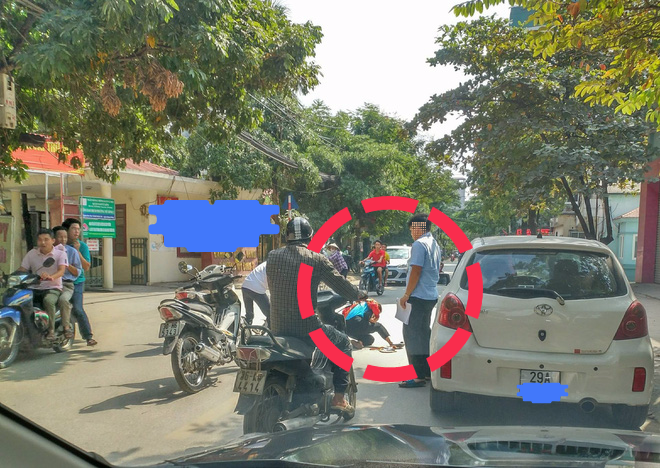 ha noi mo cua xe khien mot hoc sinh tai nan tai xe chi dung nhin roi bo di