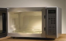 ngoai trung va bat dia ma kim loai co 11 thu ban tuyet doi dung cho vao lo vi song vi rat nguy hiem