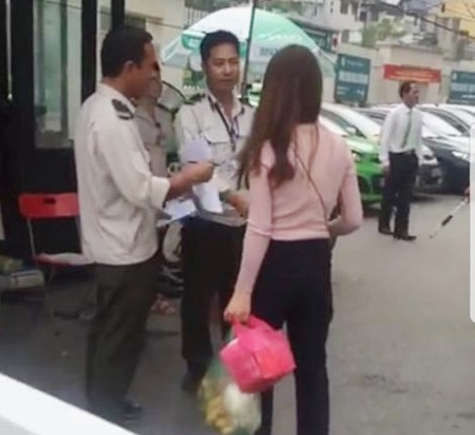 ha noi bao ve benh vien bach mai chan khong cho xe cuu thuong vao don benh nhan