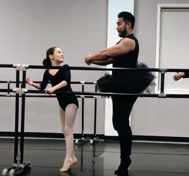 ong bo co bap goc viet tro thanh nam than cua cac me khi mac vay xoe mua ballet cung con gai