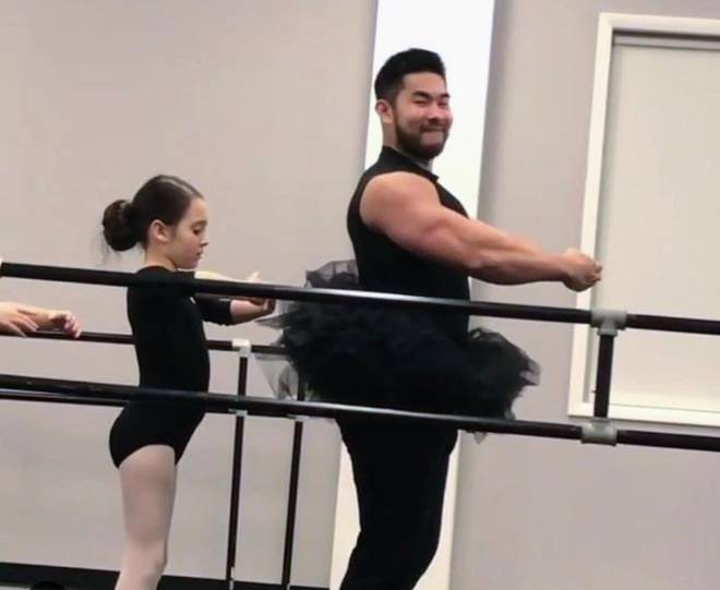 ong bo co bap goc viet tro thanh nam than cua cac me khi mac vay xoe mua ballet cung con gai