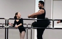 ong bo co bap goc viet tro thanh nam than cua cac me khi mac vay xoe mua ballet cung con gai